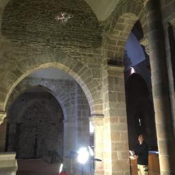 Prise du vue au drone à l'intérieur de l'abbatiale de Bellaigue (Allier)